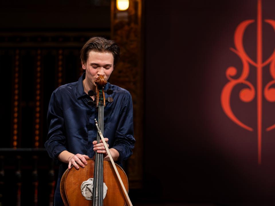 Arne Zeller, winner of the 2025 Cello Competition 
